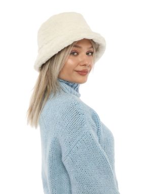 kadın beyaz peluş şapka