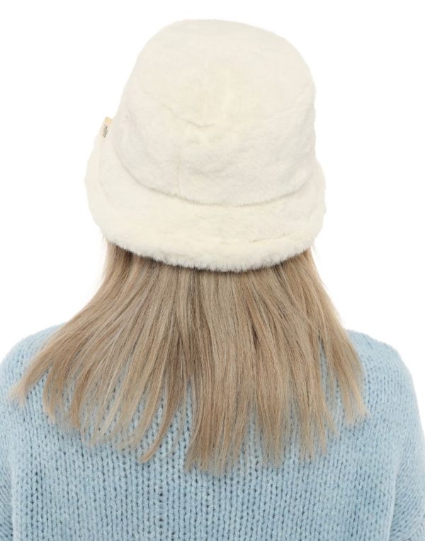 kadın beyaz peluş şapka